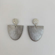 Load image into Gallery viewer, USNJENI UHANI ELIP- SREBRNI / HANDMADE LEATHER EARRINGS ELIP-SIVER