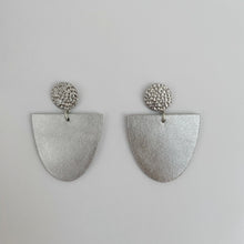 Load image into Gallery viewer, USNJENI UHANI ELIP- SREBRNI / HANDMADE LEATHER EARRINGS ELIP-SIVER