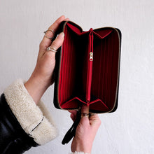 Load image into Gallery viewer, WOMAN&#39;S ZIP AROUND WALLET BLACK/RED