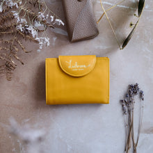 Load image into Gallery viewer, MEDIUM WOMAN&#39;S WALLET- YELLOW