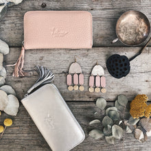 Load image into Gallery viewer, WOMAN&#39;S ZIP AROUND WALLET-NUDE COLOR