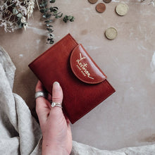 Load image into Gallery viewer, MEDIUM WOMAN&#39;S WALLET-BROWN